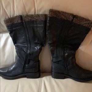 Black sweater trimmed knee-high slouched boot.